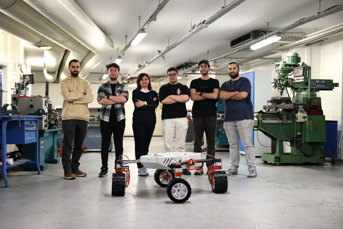 İzmir Ekonomi Üniversitesi (İEÜ) Mühendislik Fakültesi öğrencileri robotik kol, kamera ve...