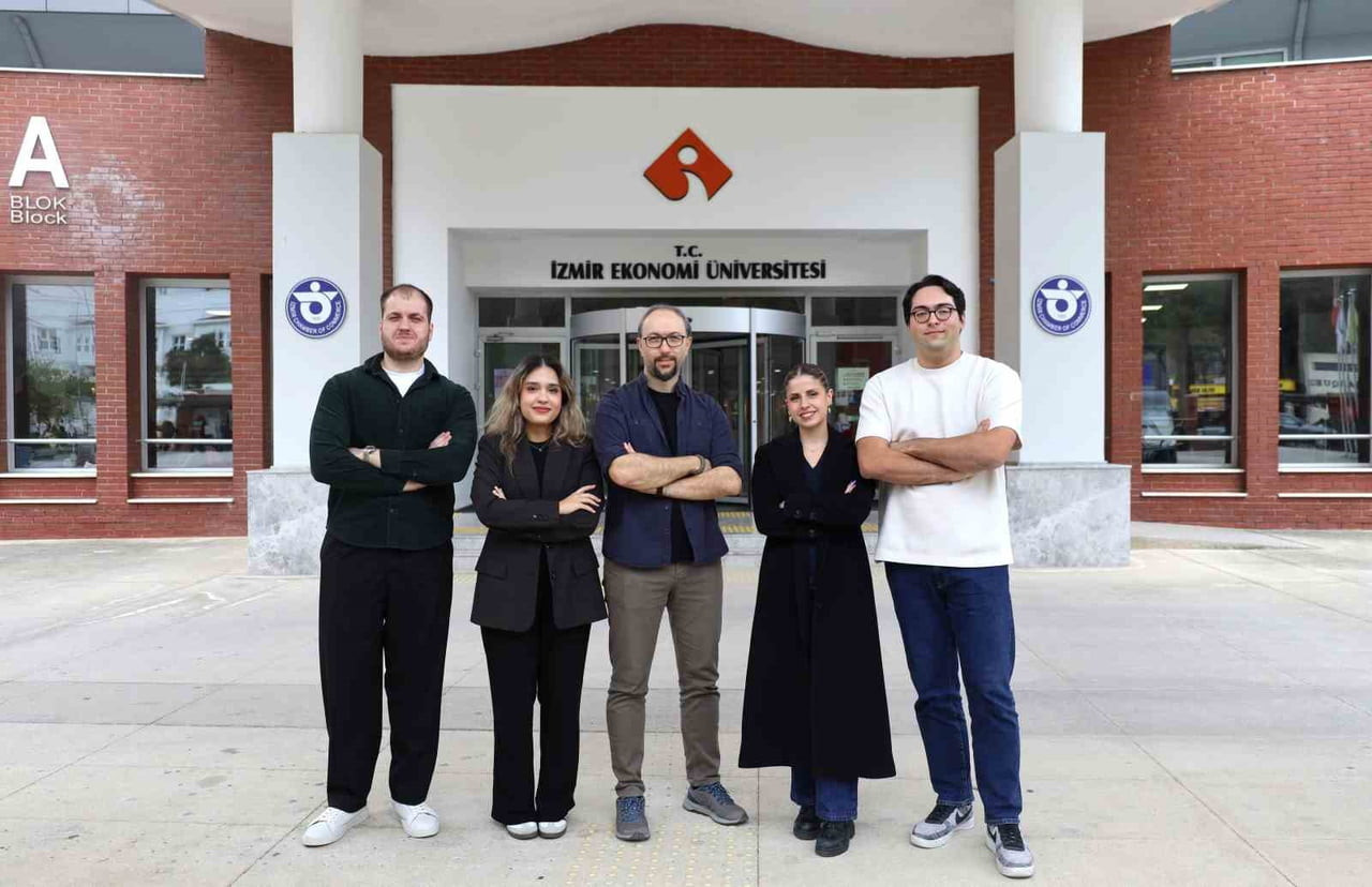 İZMİR EKONOMİ ÜNİVERSİTESİ İNŞAAT MÜHENDİSLİĞİ ÖĞRENCİLERİ ARCAN KOŞVAR, ECE KOÇANALI VE MERT...