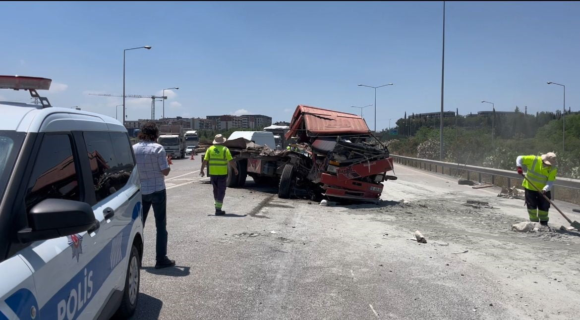 İZMİR-İSTANBUL OTOYOLU MUDANYA-GEÇİT KAVŞAĞI'NDA MEYDANA GELEN 4 ARAÇLI ZİNCİRLEME TRAFİK...