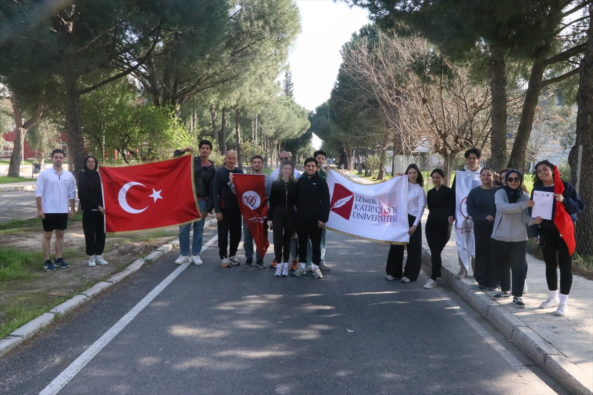 İzmir Katip Çelebi Üniversitesinde eğitim gören öğrenciler, su krizine dikkati çekmek için...