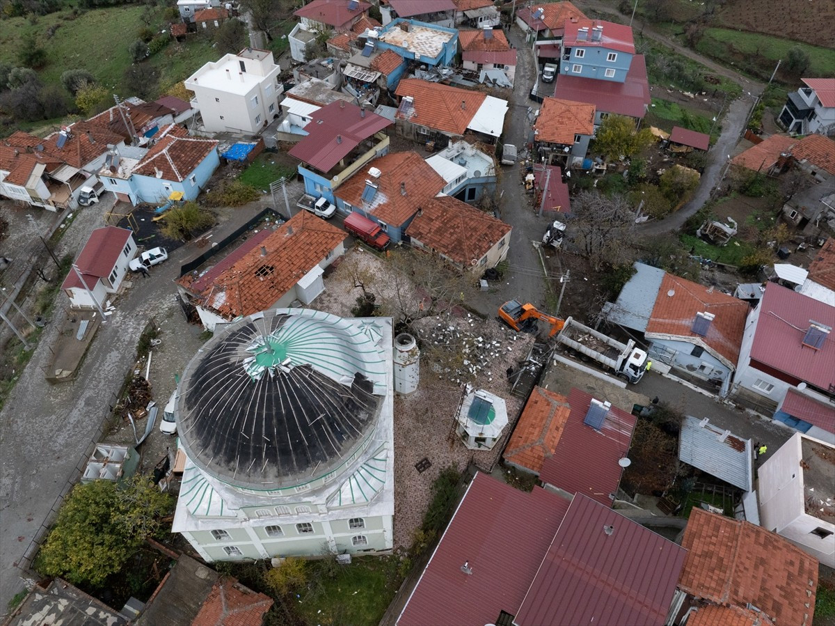  İzmir kent merkezi ve kıyı ilçelerinde etkili olan sağanak ve kuvvetli rüzgar yaşamı olumsuz...