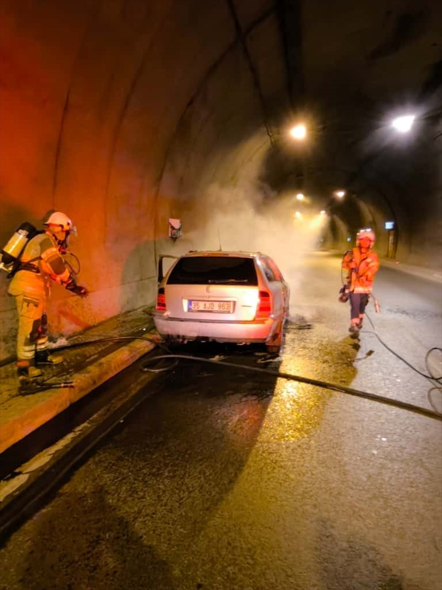 İzmir Konak Tüneli’nin Buca yönündeki bölümünde seyrederken aniden alev alan otomobil...