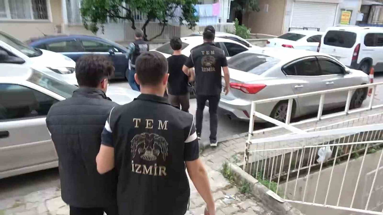 İZMİR MERKEZLİ 12 İLDE FETÖ'YE YÖNELİK DÜZENLENEN OPERASYONDA 80 ŞÜPHELİ YAKALANARAK GÖZALTINA...