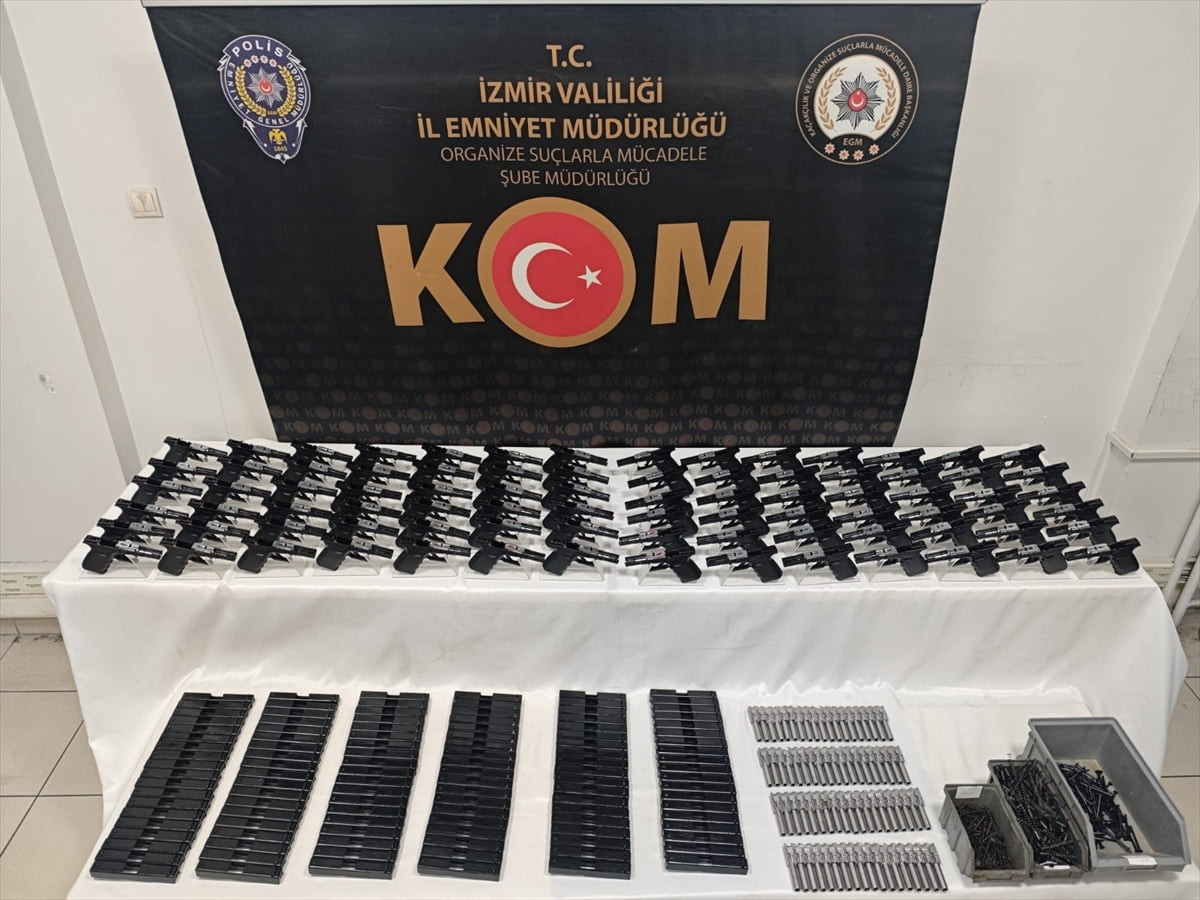 İzmir merkezli 3 ilde suç örgütüne ve örgüte silah temin edenlere yönelik düzenlenen operasyonda...