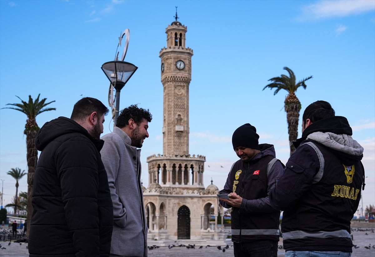 İzmir polisi, yılbaşı tedbirleri kapsamında dron destekli asayiş uygulaması başlattı. İl Emniyet...