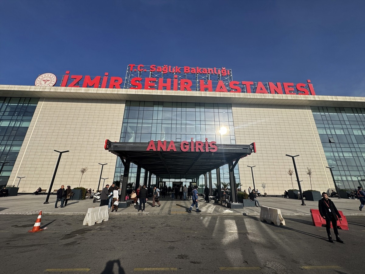 İzmir Şehir Hastanesi, hizmete girdiği 15 Ekim 2023'ten bu yana 8 milyon civarında hastaya hizmet...