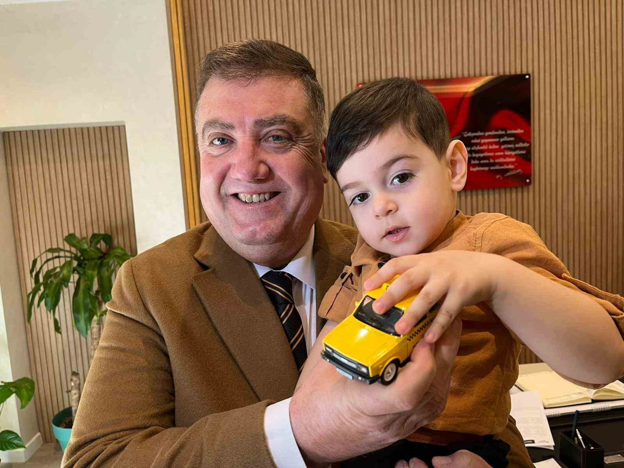 İZMİR ŞOFÖRLER VE OTOMOBİLCİLER ESNAF ODASI BAŞKANI ERKAN ÖZKAN VE DMD HASTASI DENİZ EYMEN...