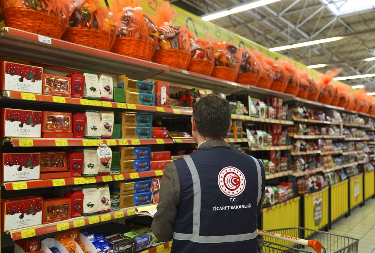 İzmir Ticaret İl Müdürlüğü ekipleri, yılbaşı öncesi temel gıda ve ihtiyaç ürünlerine yönelik...