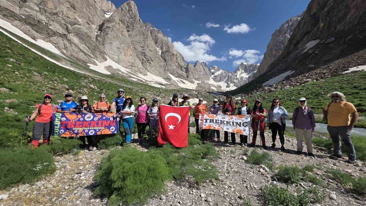 İZMİR TREKKİNG SPOR KULÜBÜ ÜYELERİ İLE DAĞCILIK KULÜPLERİNİN LİSANSLI SPORCULARINDAN OLUŞAN 30...