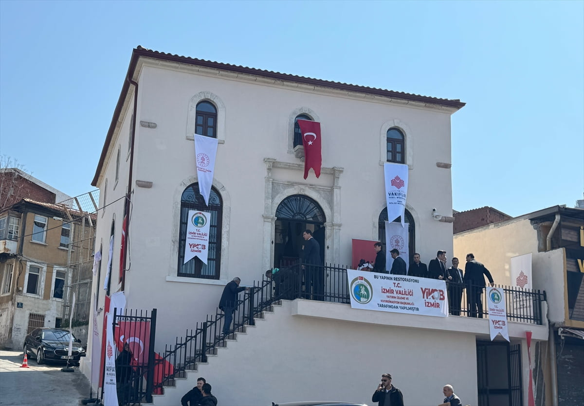 İzmir Valiliğince restorasyonu tamamlanan tarihi Asmalı Mescit ibadete açıldı. Toraman...