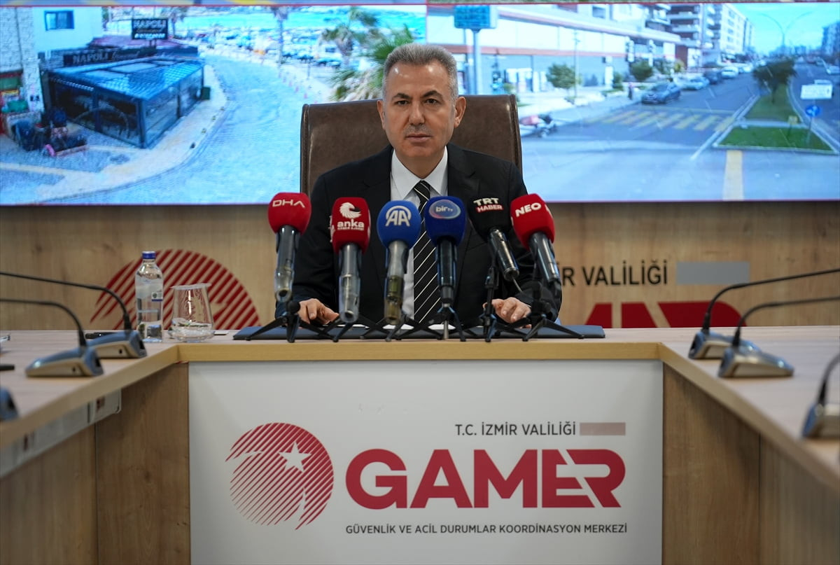 İzmir Valisi Süleyman Elban, İl Güvenlik ve Acil Durumlar Koordinasyon Merkezi'nde (GAMER) yılbaşı...