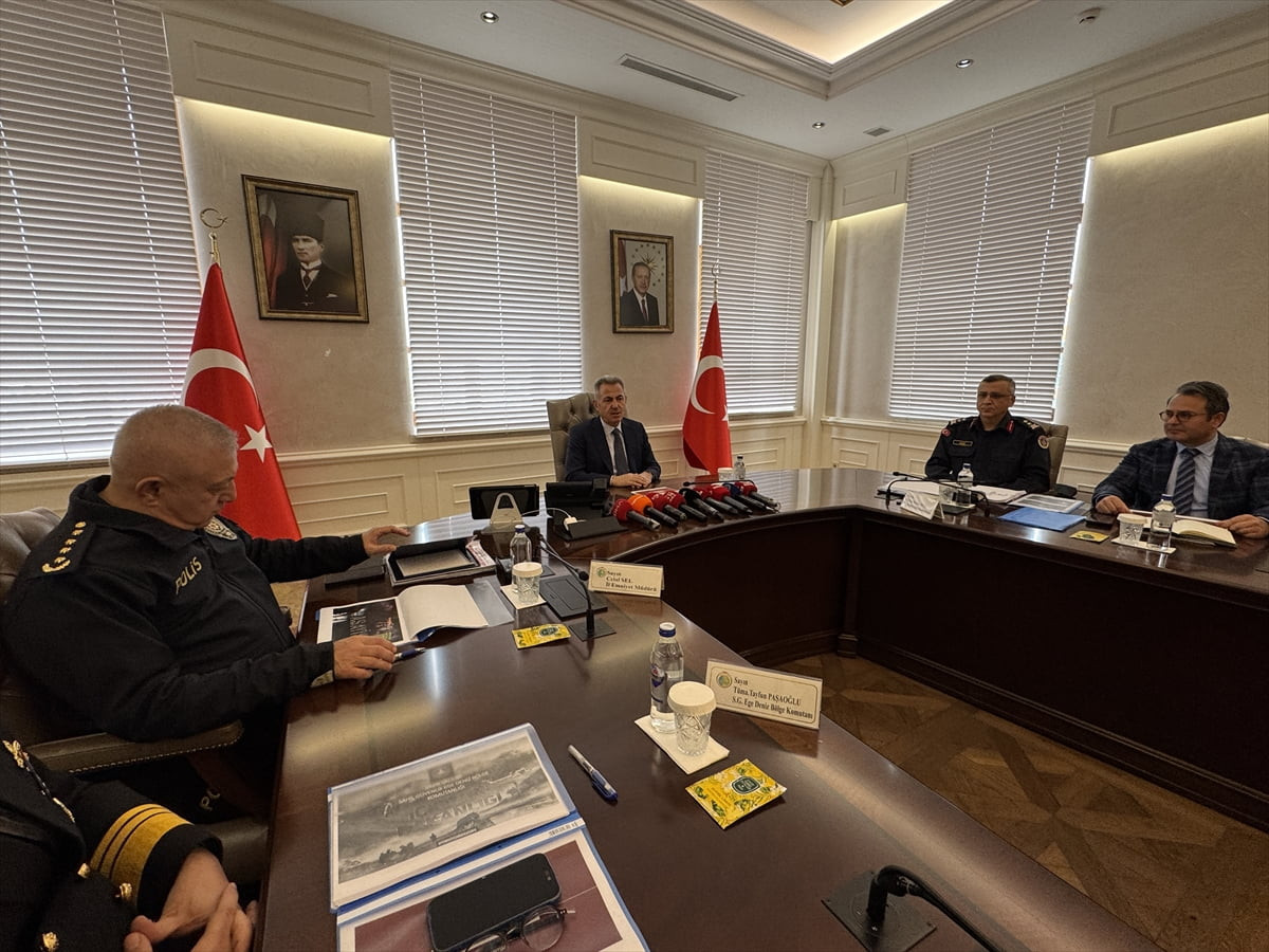 İzmir Valisi Süleyman Elban (sol 3), Valilik Toplantı Salonu'nda güvenlik ve asayiş konusunda...