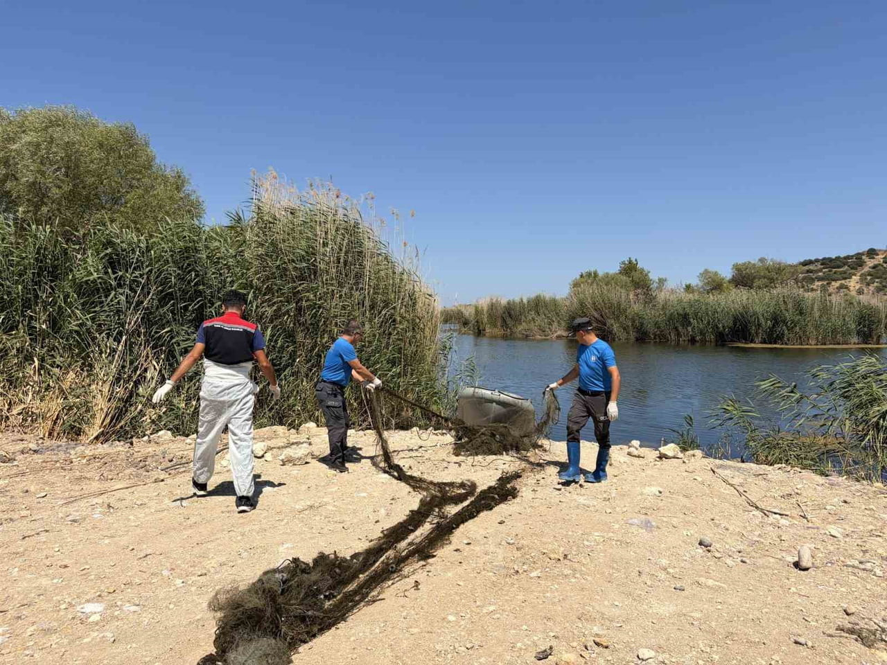 İZMİR' YASA DIŞI AVCILIKLA MÜCADELE: 50 METRELİK AĞ SUDAN ÇIKARILDI