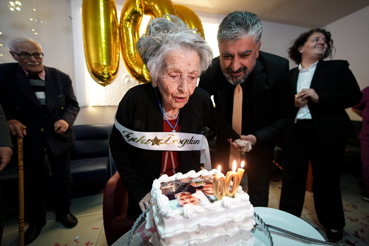 İzmir'de 100. yaşını doğum günü partisiyle kutlama dileği huzurevi yönetimince gerçeğe...