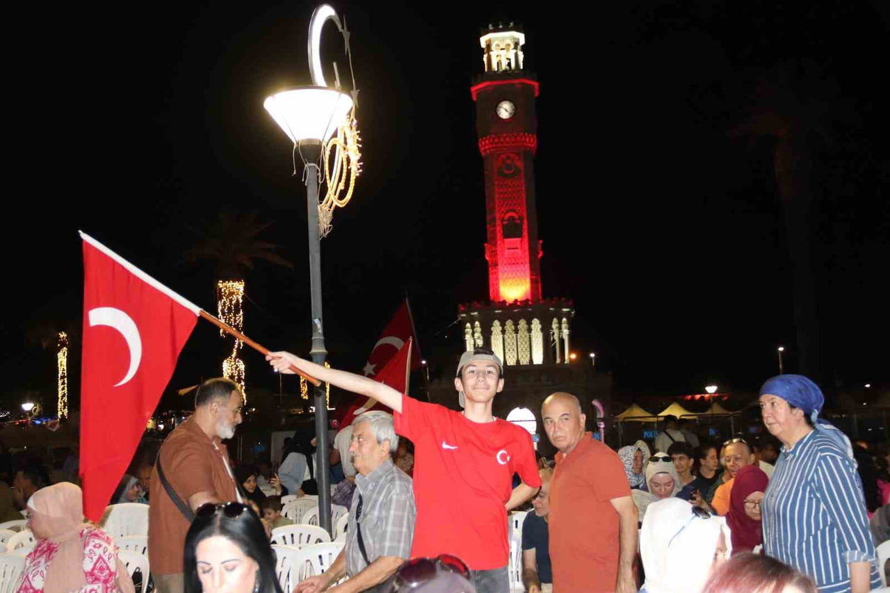 İZMİR'DE 15 TEMMUZ DEMOKRASİ VE MİLLİ BİRLİK GÜNÜ'NDE GERÇEKLEŞEN ETKİNLİKTE KONAK MEYDANI...
