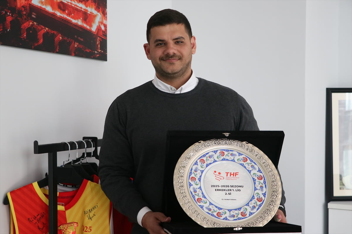 İzmir'de 2002 yılında taraftarlar tarafından kurulan ve "Uçan Adamlar" olarak anılan Göztepe Erkek...