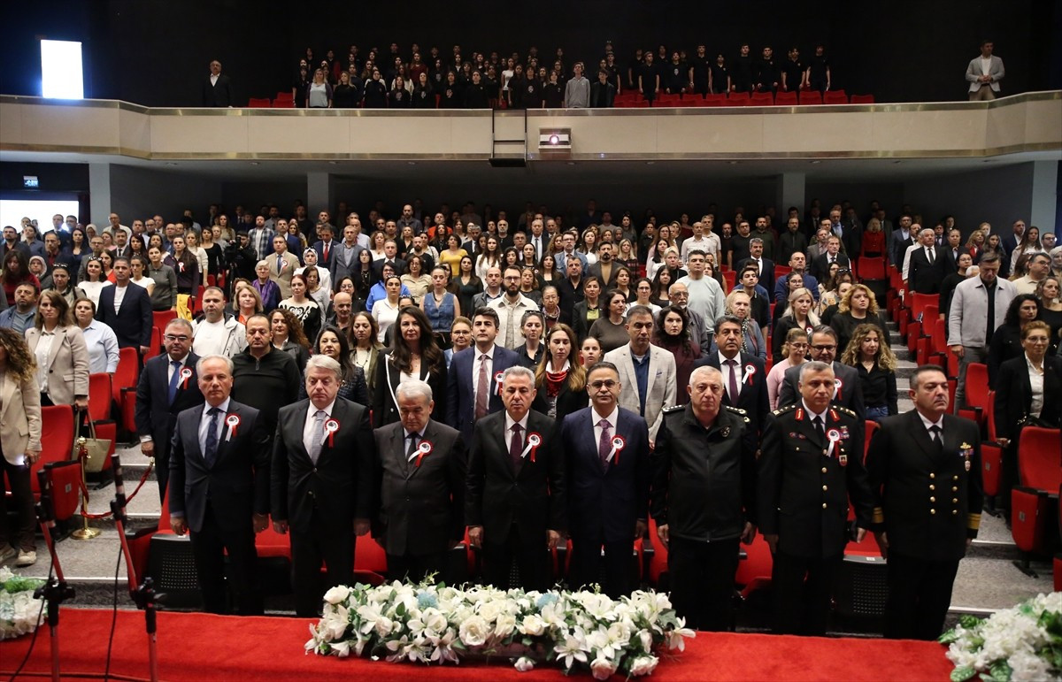 İzmir'de 24 Kasım Öğretmenler Günü dolayısıyla tören düzenlendi.