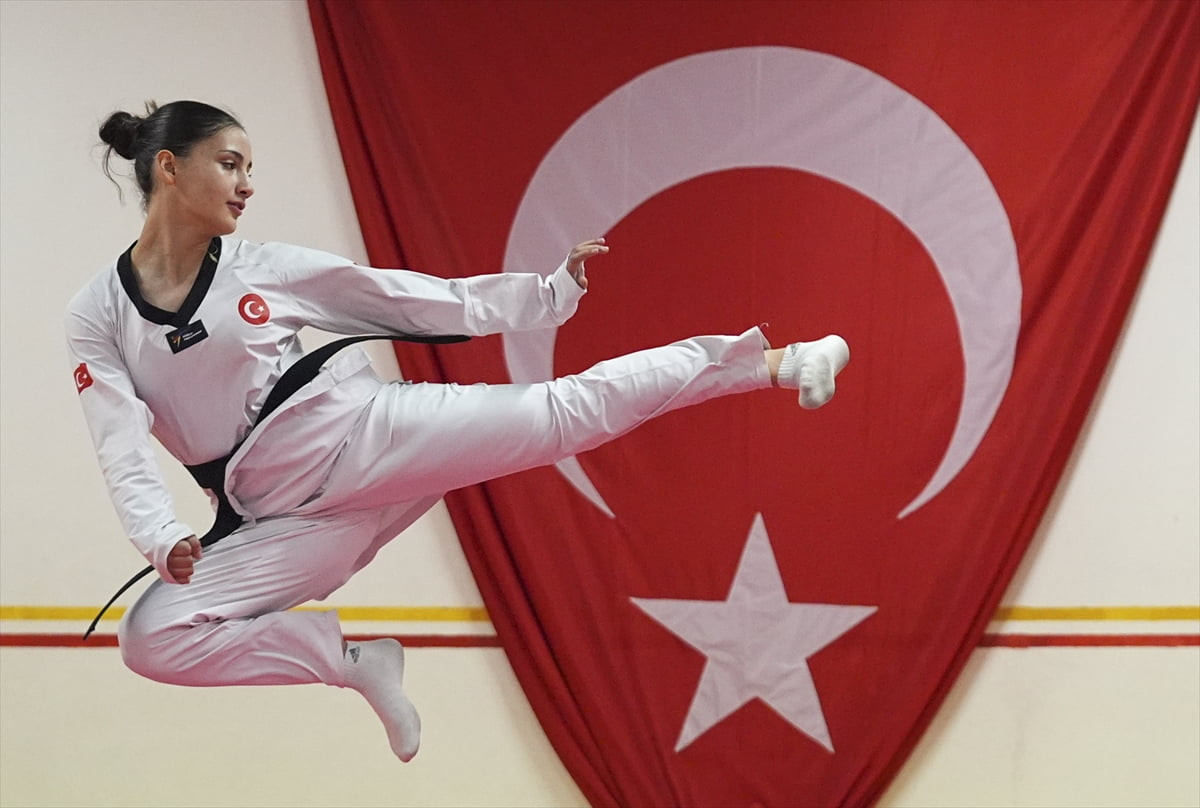 İzmir'de 5 yıl önce tekvandoya başlayan 15 yaşındaki milli sporcu Elif Esmira Özdirim, geçen yıl...