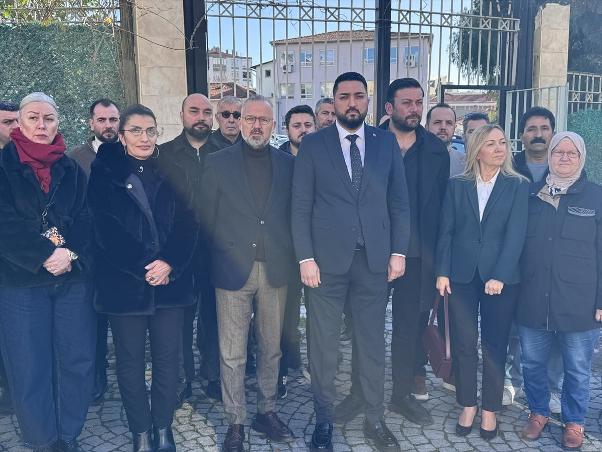 İzmir'de AK Parti Bornova İlçe Başkanı Cihan Dağlıer (ortada) ve partililer, depreme dayanıksız...