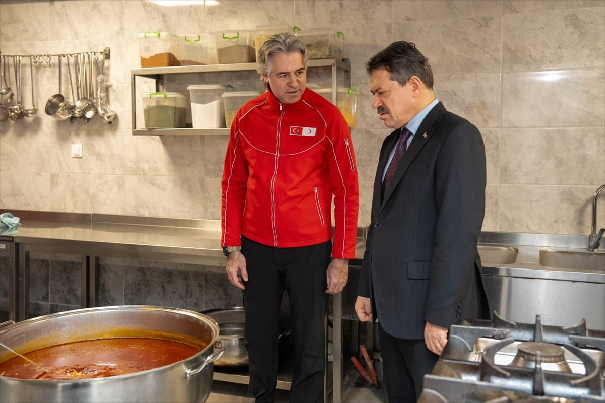 İzmir'de aşçılık eğitimi alan yükümlüler tarafından iftar için günlük hazırlanan 2 bin kişilik...