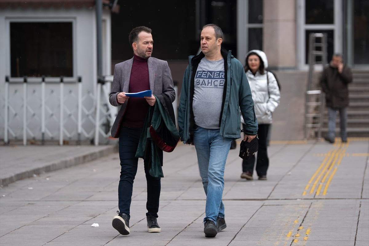 İzmir'de askerliğini yaptığı sırada geçirdiği kaza sonucu sol kolundan ağır yaralanarak kalıcı...