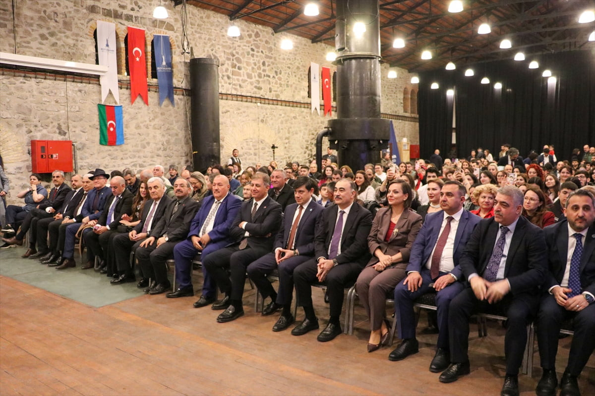  İzmir'de Azerbaycanlılar, Nevruz Bayramı dolayısıyla düzenlenen etkinlikte bir araya geldi....