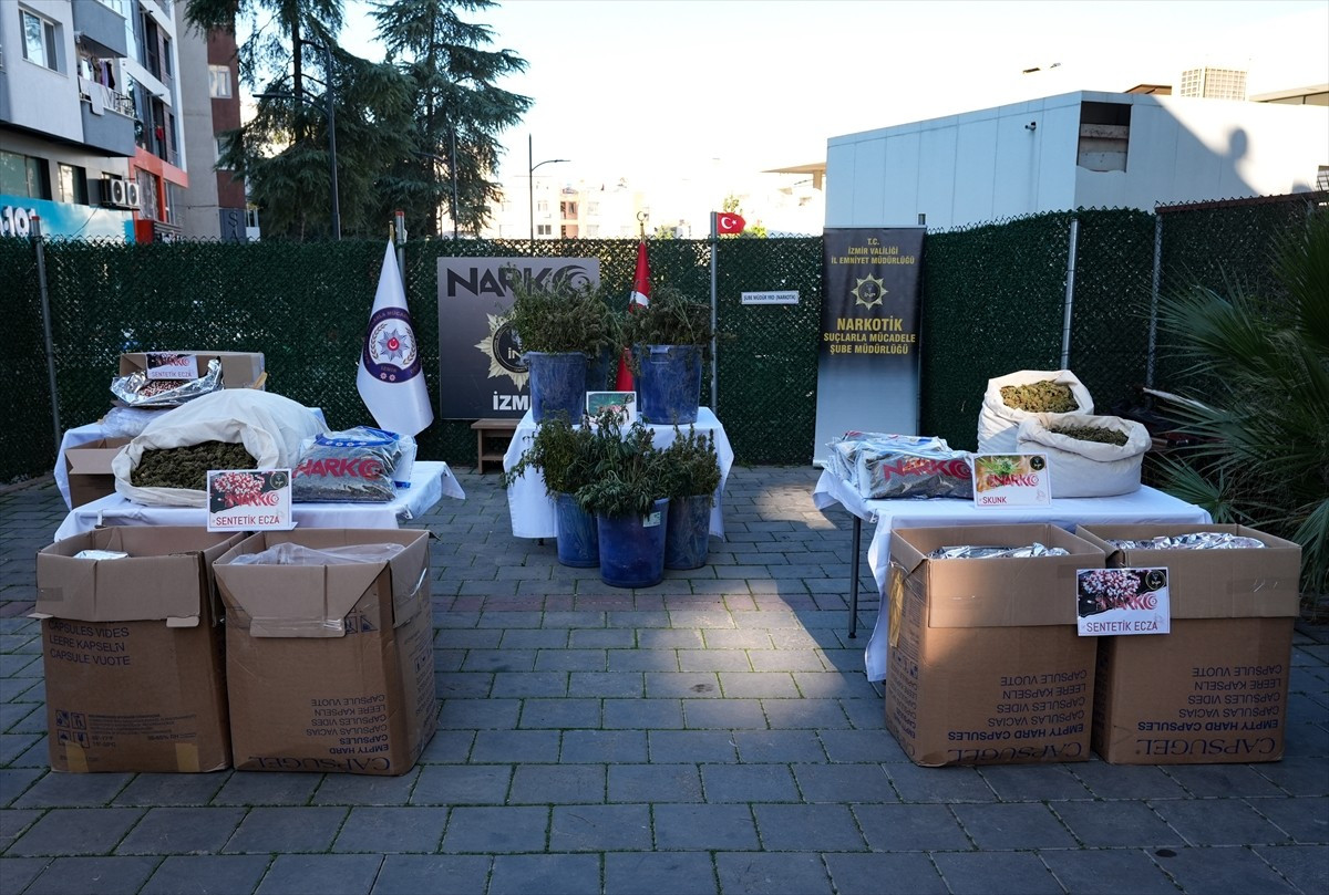 İzmir'de bir haftada düzenlenen uyuşturucu operasyonlarında gözaltına alınan 46 şüpheli...