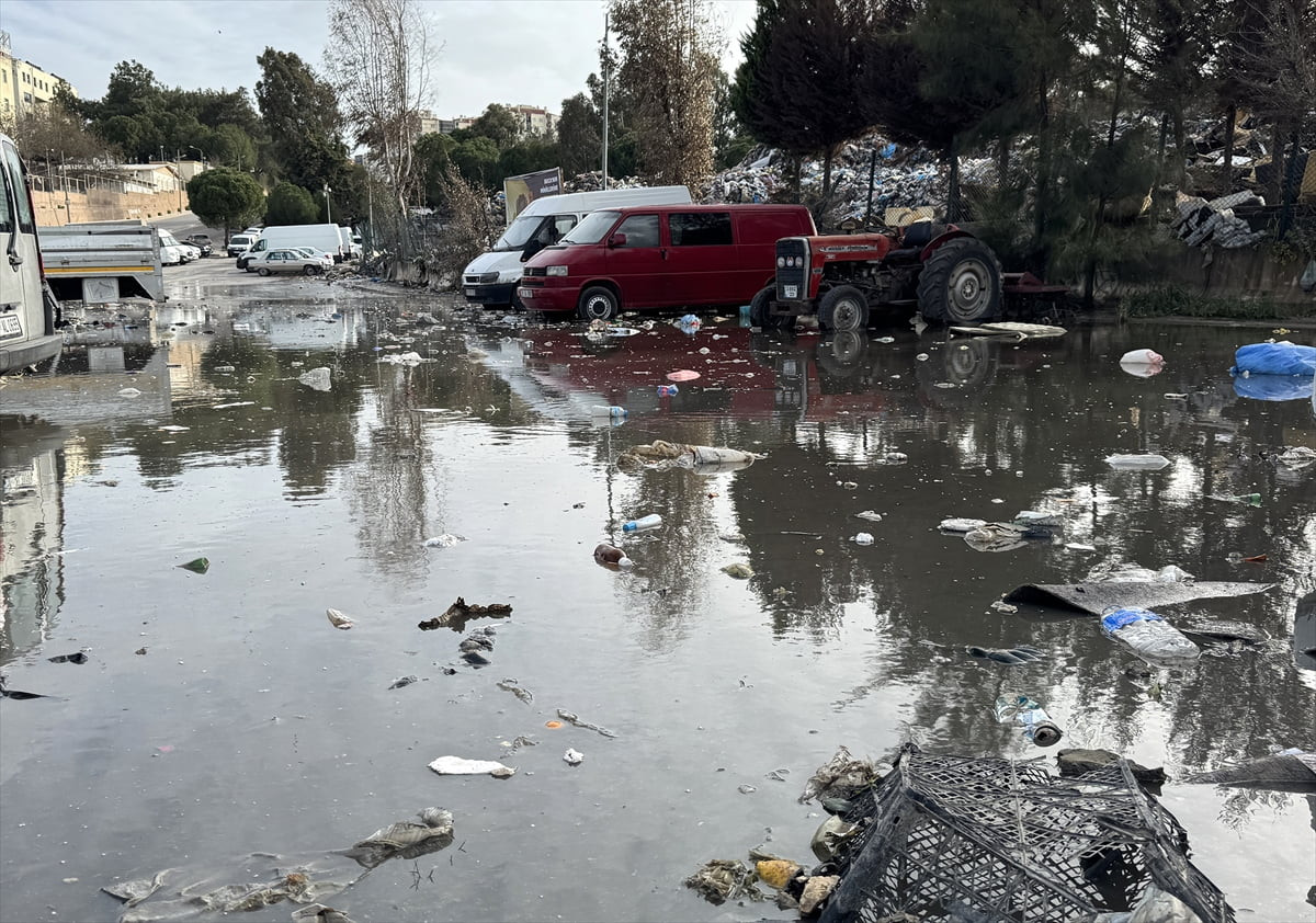 İzmir'de, Buca Belediyesi Temizlik İşleri Müdürlüğü Şantiyesi'ndeki çöpler kentteki etkili...