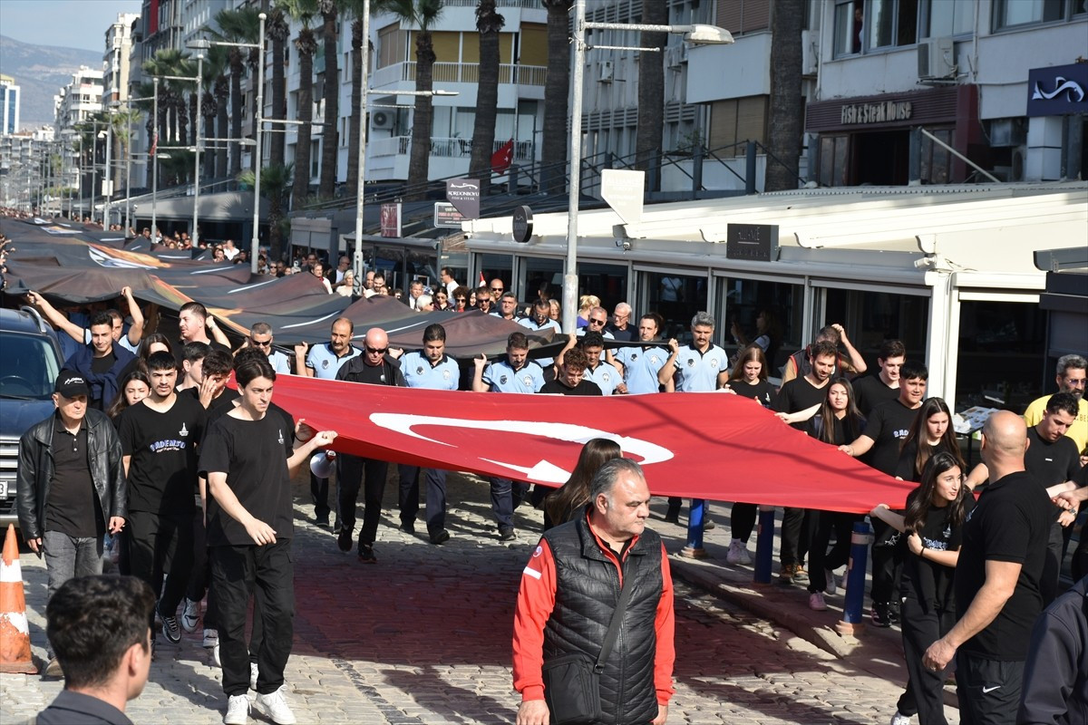 İzmir'de, Büyük Önder Mustafa Kemal Atatürk'ün ebediyete intikalinin 87'nci yılı dolayısıyla...