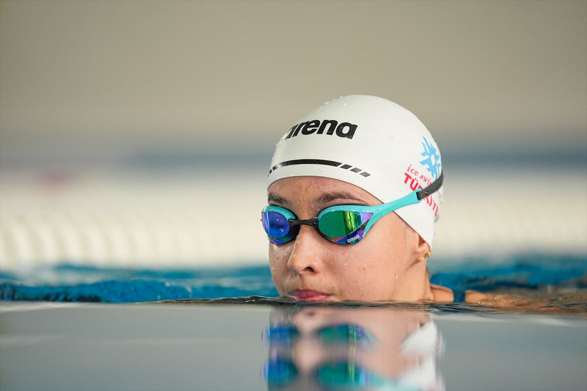 İzmir'de buz küvetinde antrenman yaparak hazırlandığı Kış Yüzme Dünya Şampiyonası'nda üçüncülük...