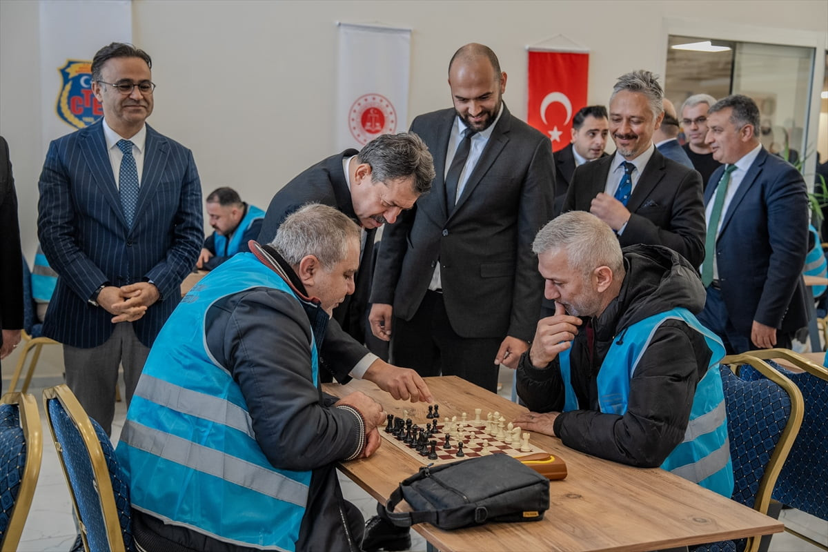 İzmir'de denetimli serbestlik tedbiri uygulanan yükümlülerin topluma kazandırılması amacıyla...