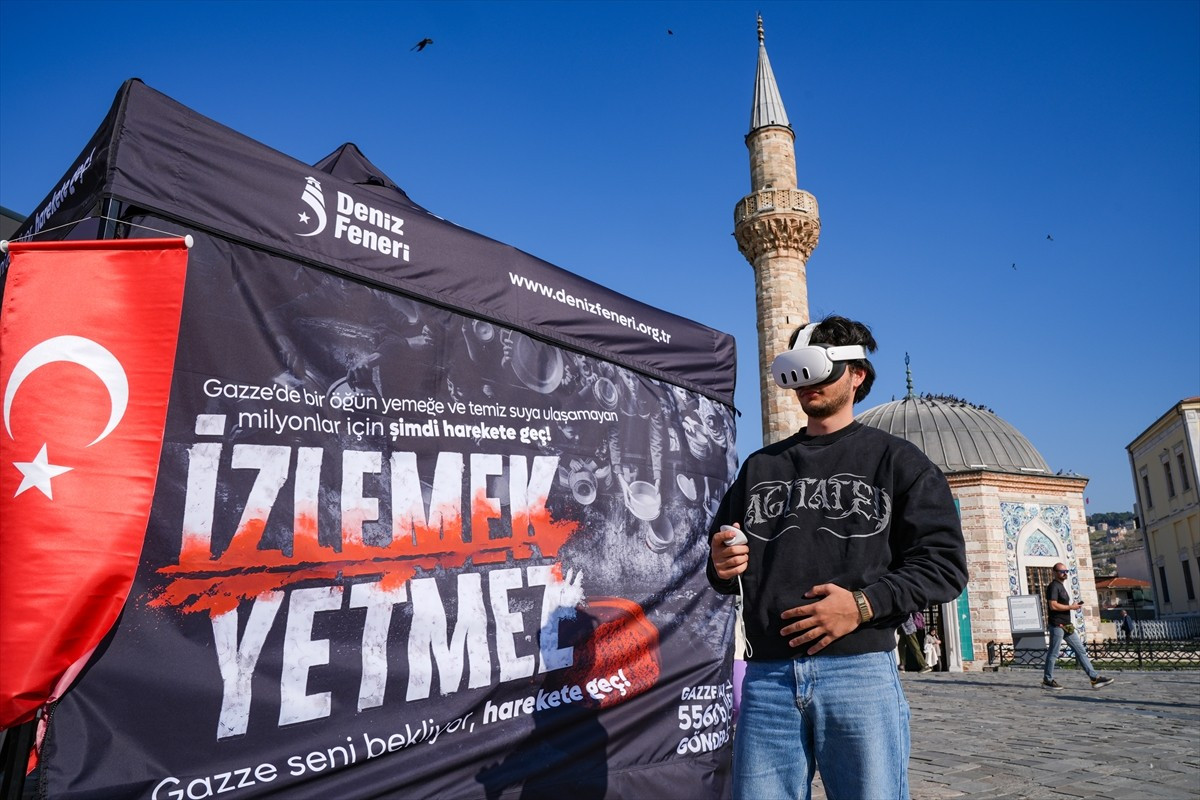 İzmir'de Deniz Feneri Derneğince Gazze'deki insanlık dramına dikkati çekmek amacıyla düzenlenen...