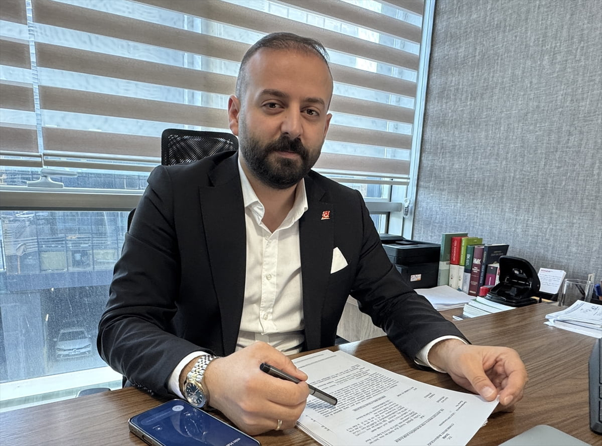 İzmir'de Dokuz Eylül Üniversitesi'nde (DEÜ) görev yapan akademisyen, başörtüsünden dolayı aynı...