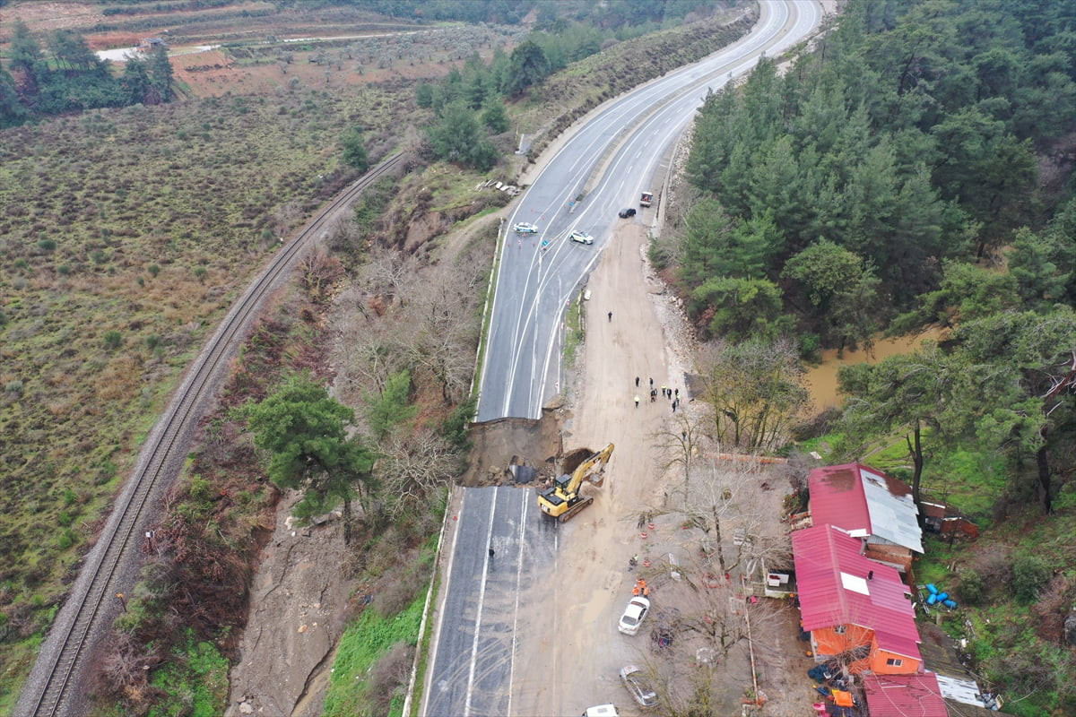 İzmir'de dün etkili olan kuvvetli sağanak nedeniyle çökme yaşanan Selçuk-Aydın kara yolu ulaşıma...