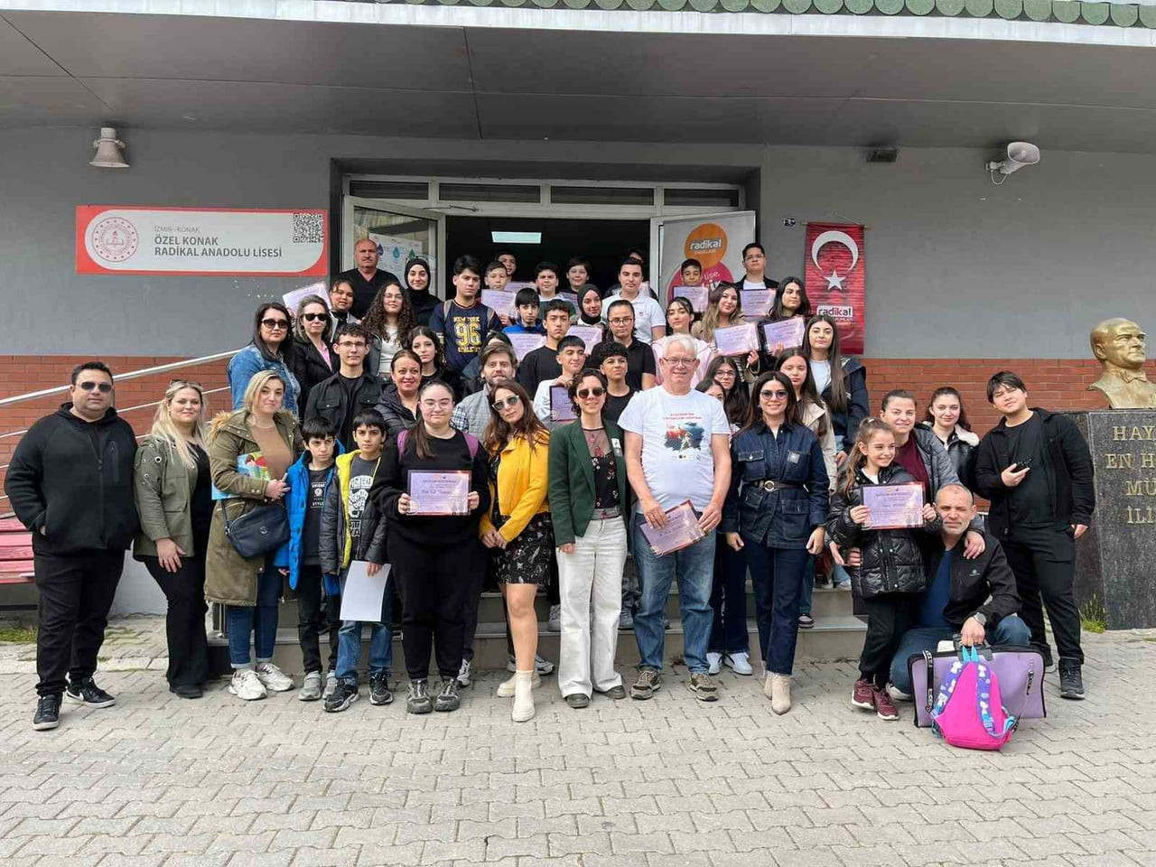 İZMİR'DE DÜZENLENEN ETKİNLİKTE ÖĞRENCİLER, ULUSLARARASI UZAY İSTASYONU'NUN (ISS) GEÇİŞİ SIRASINDA...