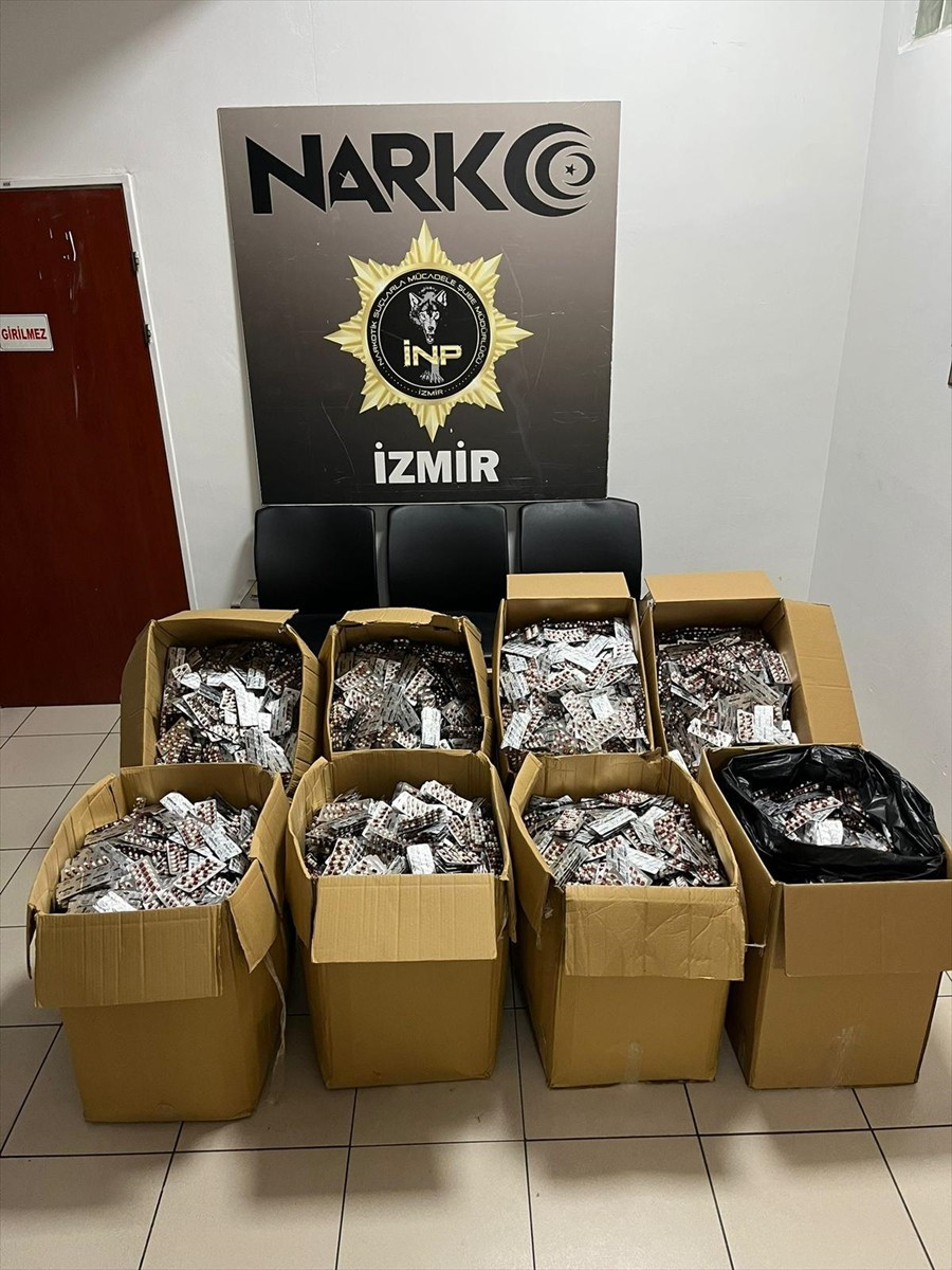 İzmir'de düzenlenen operasyonda 168 bin 448 uyuşturucu hap ele geçirildi, gözaltına alınan 1...