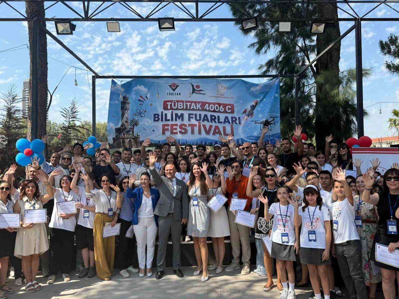 İZMİR'DE DÜZENLENEN TÜBİTAK 4006-C BİLİM FUARLARI FESTİVALİ'NDE, ÖĞRENCİLERİN YAKLAŞIK 4 BİN PROJE...