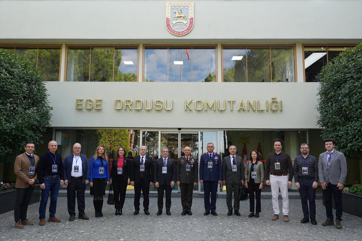 İzmir'de Ege Ordusu Komutanlığı ve Dokuz Eylül Üniversitesi (DEÜ) işbirliğiyle "Yapay zeka ve...