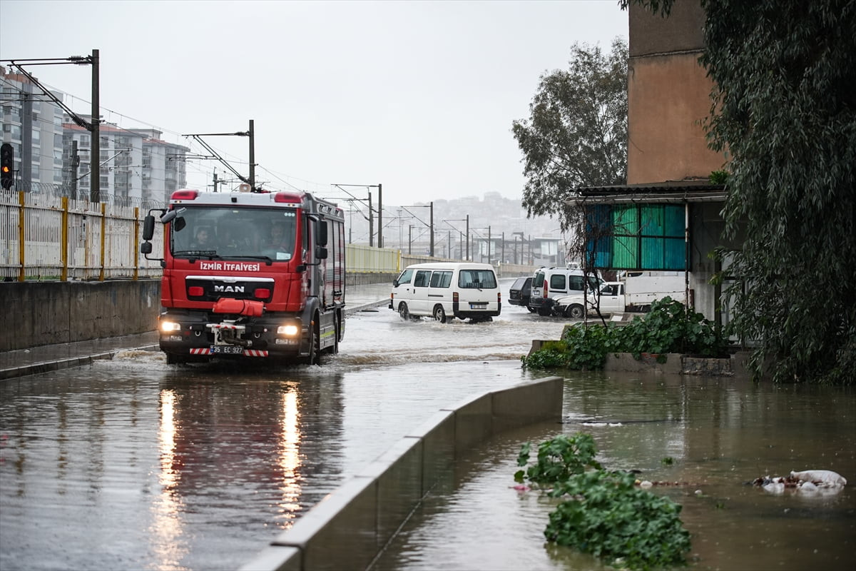 İzmir'de etkili olan sağanak hayatı olumsuz etkiledi. Karşıyaka ilçesi Şemikler Mahallesi'ndeki...