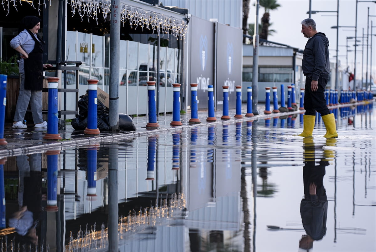 İzmir'de etkili olan sağanak nedeniyle bazı iş yerlerini ve evleri su bastı. Kent merkezinde...
