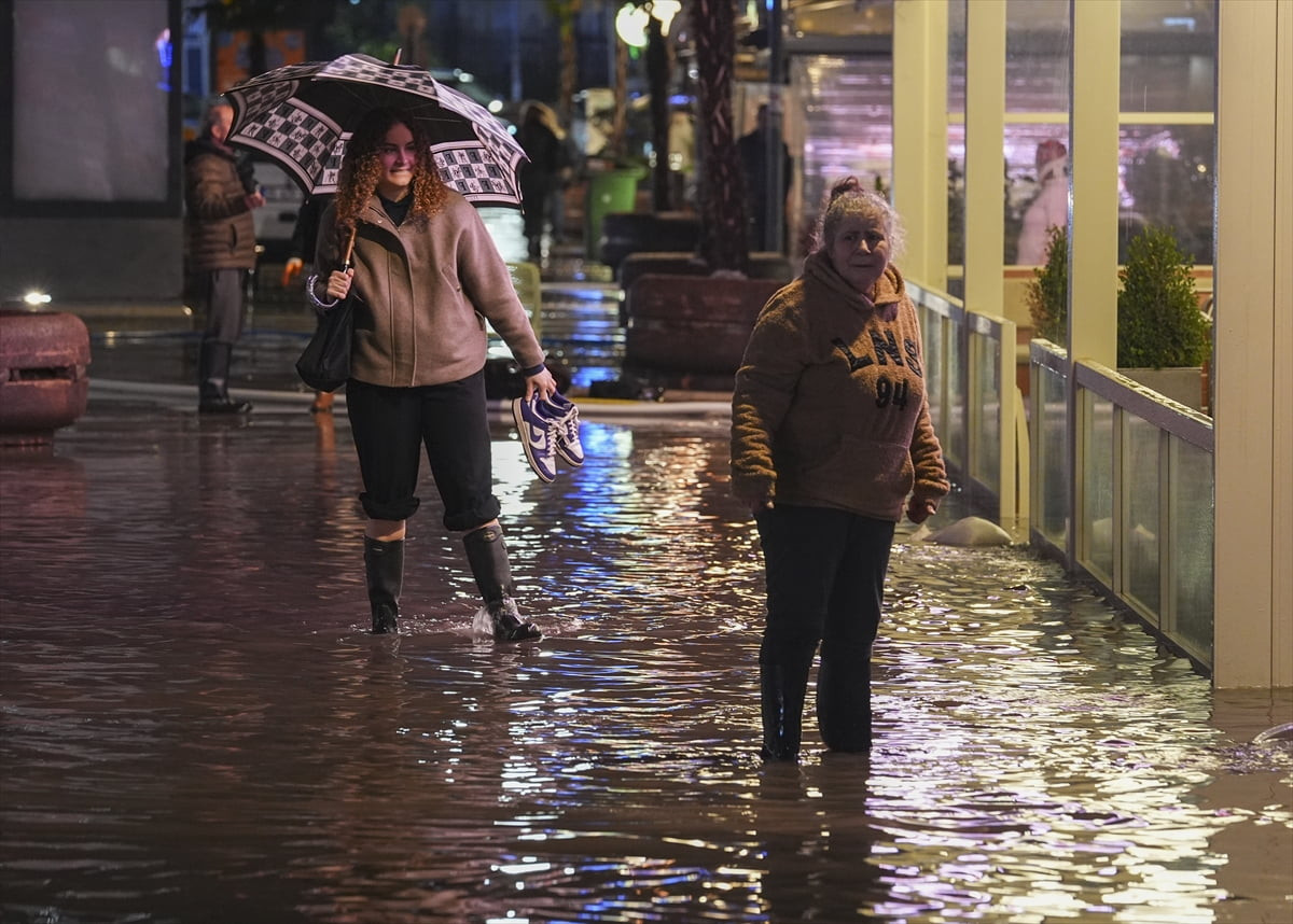 İzmir'de etkili olan sağanak nedeniyle iş yerlerini ve bazı binaları su bastı. Kentte akşam...