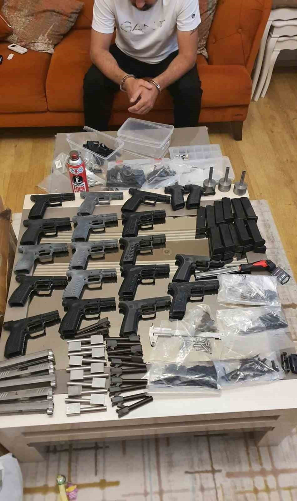 İZMİR'DE GERÇEKLEŞTİRİLEN SUÇ ÖRGÜTÜ OPERASYONUNDA ÇOK SAYIDA SİLAH VE MÜHİMMAT PARÇASI ELE...