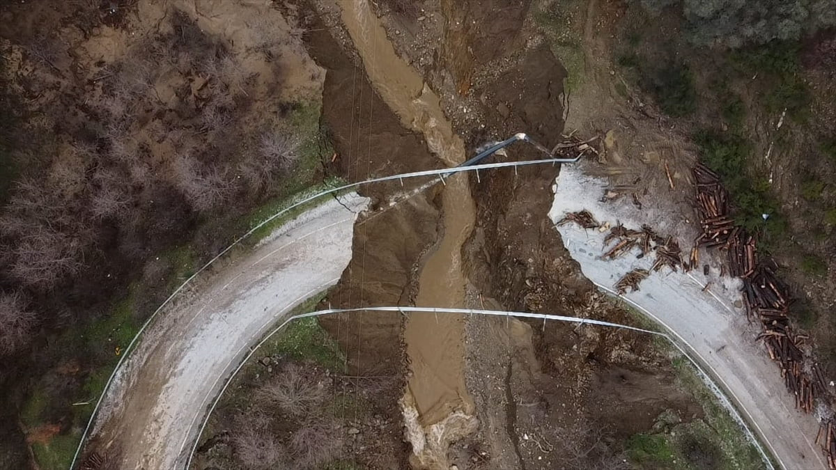İzmir'de hafta boyunca etkili olan kuvvetli sağanak nedeniyle dün bir kısmı çöken ve ulaşıma...