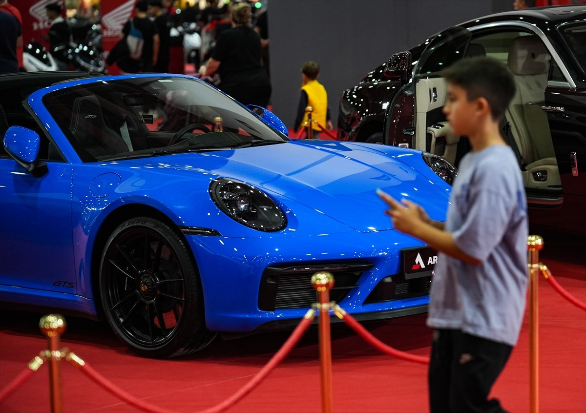 İzmir'de hibrit araç, klasik otomobil, motosiklet, ağır vasıta, yedek parça ve aksesuarının yer...