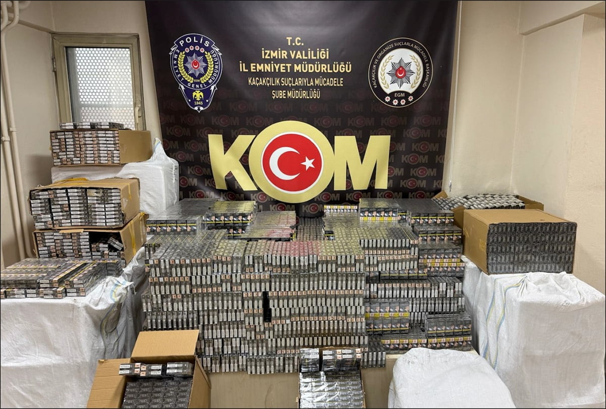 İzmir'de iki minibüste 44 bin 330 paket gümrük kaçağı sigara, 248 bin 400 doldurulmuş makaron, 475...
