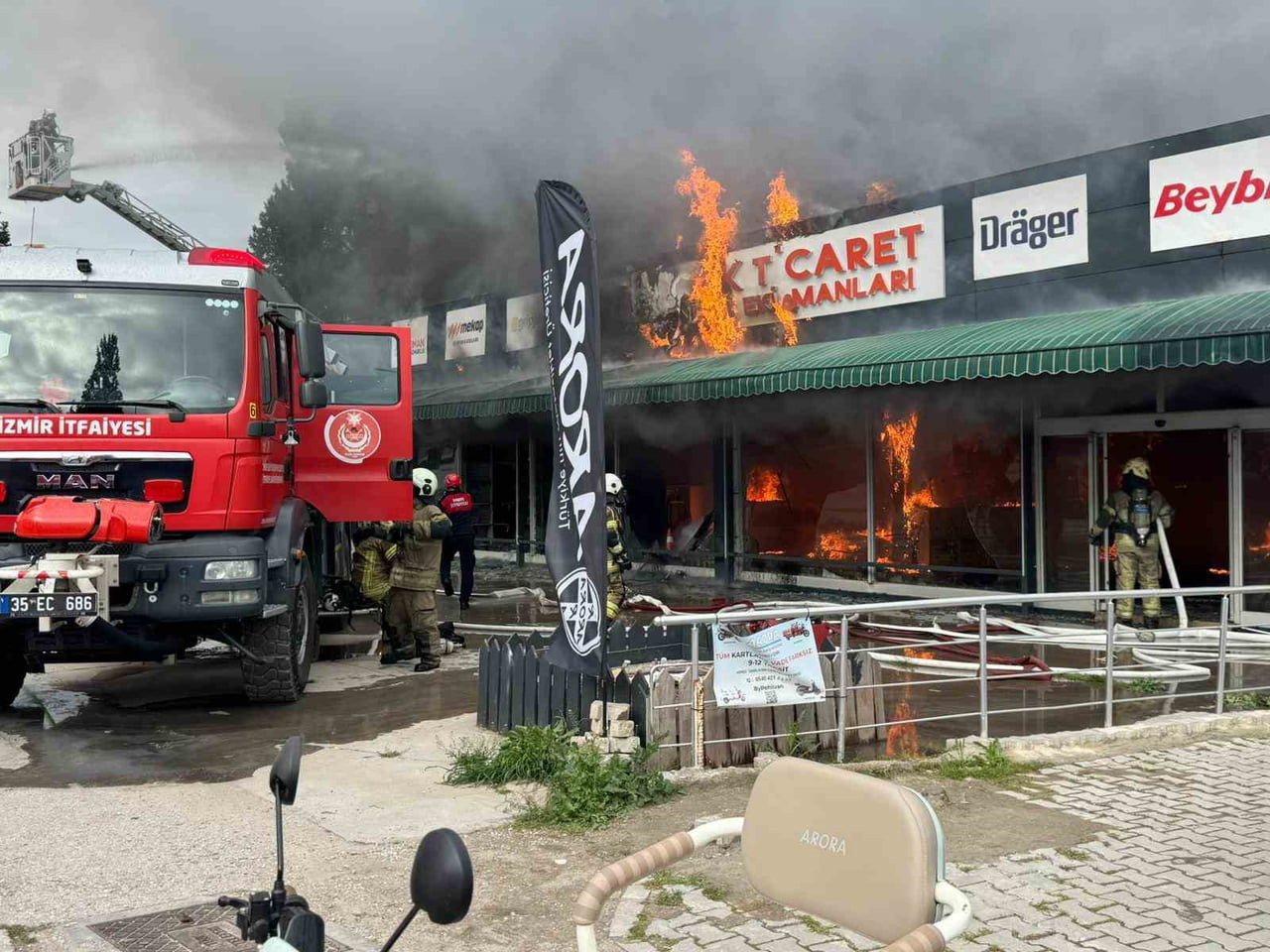 İZMİR'DE İŞ GÜVENLİĞİ EKİPMANLARI SATAN İŞ YERİNDE YANGIN ÇIKTI