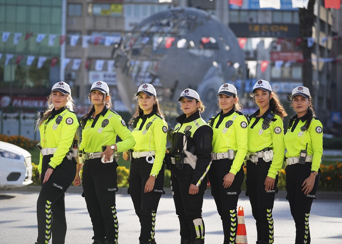 İzmir'de kadın polis memurlarından oluşan 48 trafik ekibi, trafiğin düzenlenmesi ve...