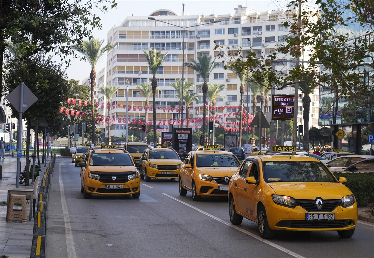 İzmir'de konvoy oluşturan bir grup taksi şoförü, korsan taksiciliğe tepki açıklaması yaptı....