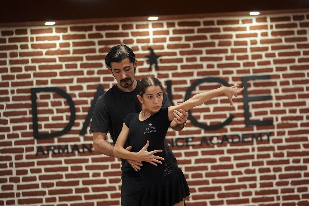 İzmir'de küçük yaşlarda dans etmeye başlayan ve kendi yaş kategorisinde dünyanın en iyisi olarak...