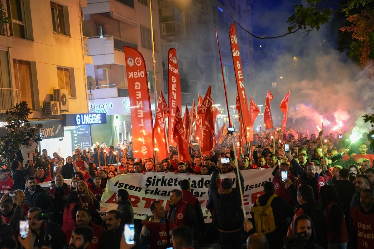 İzmir'de, maaş ve sosyal haklarında eksiklik olduğunu belirten Büyükşehir Belediyesi iştiraki...